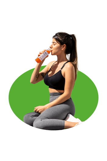 Mulher bebendo um suco LifeBox